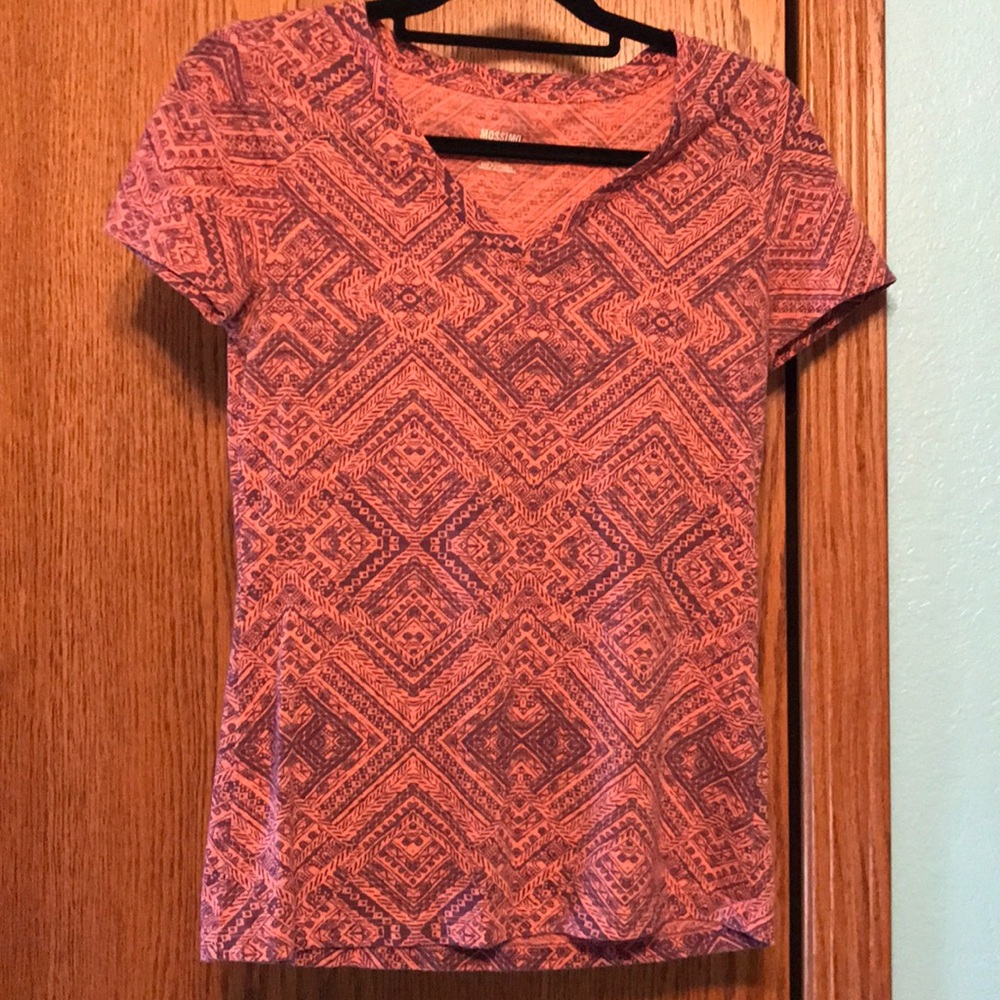 Short sleeve shirt with a blue pattern.